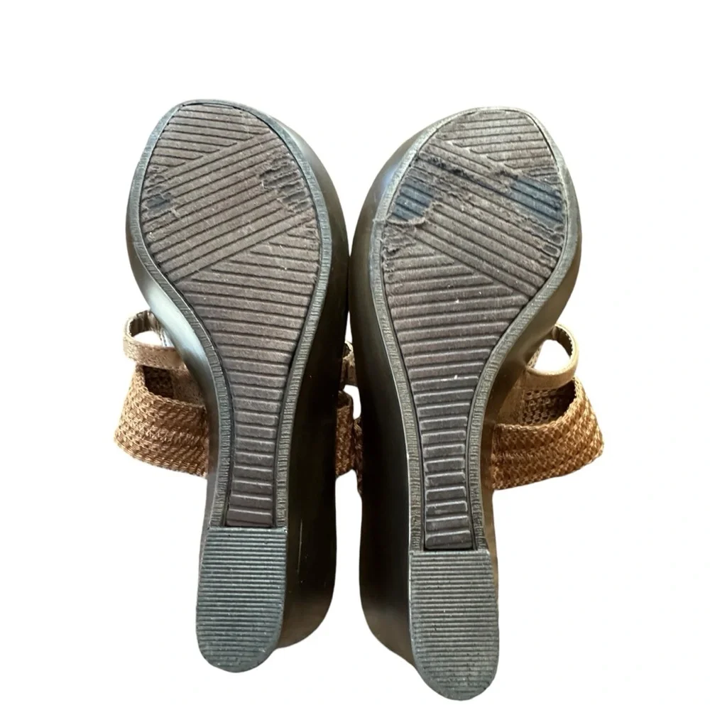 *Women’s White Mountain Size 6.5 Tan “Ripple” Fabric Upper Thong Wedge Sandals
